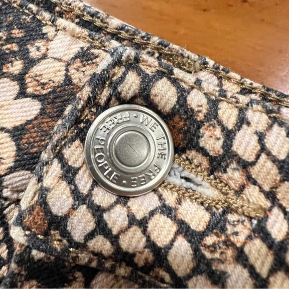 NEW We the Free Raw Hem Snakeskin Print Jeggings Size 25 Skinny Jeans - Picture 9 of 16
